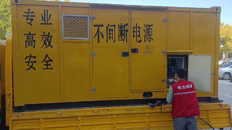 晋源柴油发电机组和UPS电源配合使用时，如何避免切换过程中的电力中断？